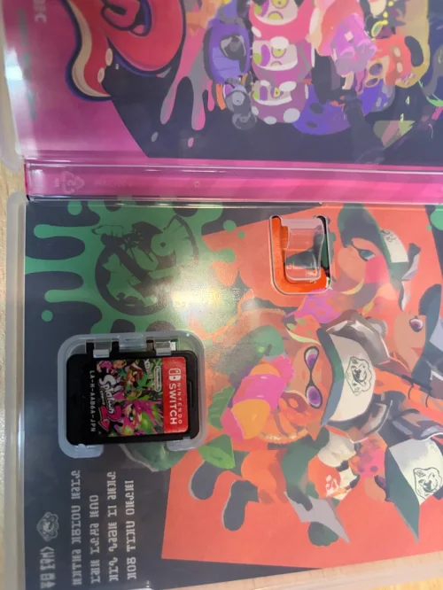 六月份在挖煤姬入手三款心仪Switch卡带，分别是喷喷2、喷喷3以及宝可梦剑，开箱游玩体验满满，性价比十分不错。
先说说斯普拉遁系列，喷喷2经典耐玩，对战氛围怀旧十足，玩法纯粹适合慢慢回味。喷喷3作为续作体验全面升级，新增多样玩法，联机涂地对战欢乐十足，还有趣味打工...