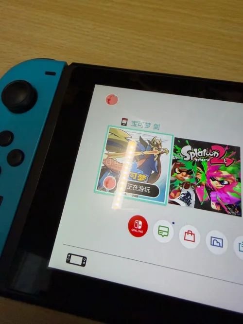 六月份在挖煤姬入手三款心仪Switch卡带，分别是喷喷2、喷喷3以及宝可梦剑，开箱游玩体验满满，性价比十分不错。
先说说斯普拉遁系列，喷喷2经典耐玩，对战氛围怀旧十足，玩法纯粹适合慢慢回味。喷喷3作为续作体验全面升级，新增多样玩法，联机涂地对战欢乐十足，还有趣味打工...