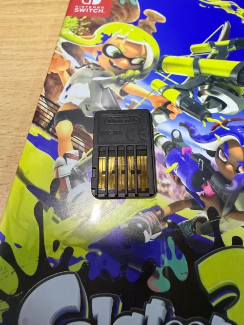 六月份在挖煤姬入手三款心仪Switch卡带，分别是喷喷2、喷喷3以及宝可梦剑，开箱游玩体验满满，性价比十分不错。
先说说斯普拉遁系列，喷喷2经典耐玩，对战氛围怀旧十足，玩法纯粹适合慢慢回味。喷喷3作为续作体验全面升级，新增多样玩法，联机涂地对战欢乐十足，还有趣味打工...
