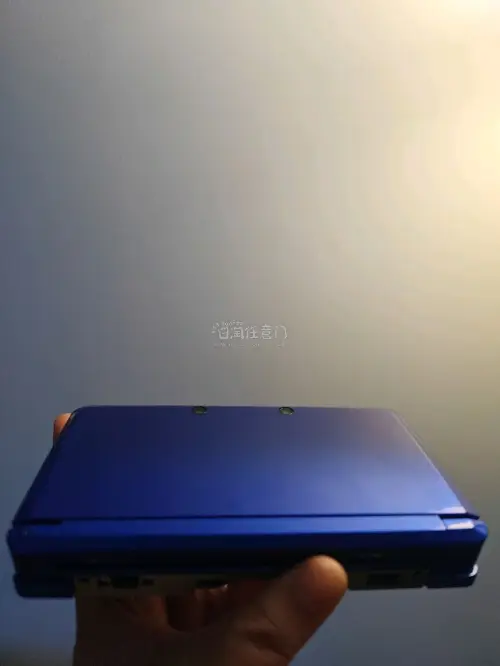 貌美如花的蓝色终于被我买到手了，这台成色各方面都还不错！原本的主人是贴了膜的，屏幕一点划痕都没有，非常之满意，用挖煤姬买了好几台游戏机了，几乎都没有任何问题，我会永远支持挖煤姬的！