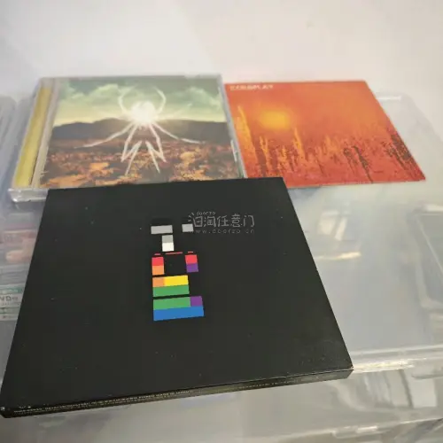 今天我要和大家分享一次超棒的开箱体验,是通过挖煤姬转运回来的包裹！它家服务好、速度快，每次都能让我安心等待宝贝们到家。里面填充了好多防撞的气泡垫，打包技术非常好，把我的宝贝们保护得好好的，这次买了酷玩的cd，终于通过挖煤姬到手了，简直太开心了。