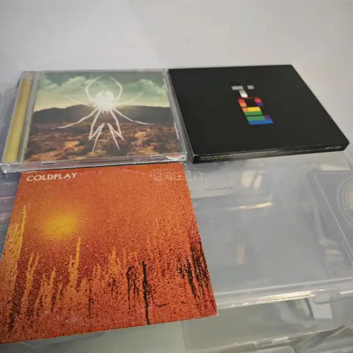 今天我要和大家分享一次超棒的开箱体验,是通过挖煤姬转运回来的包裹！它家服务好、速度快，每次都能让我安心等待宝贝们到家。里面填充了好多防撞的气泡垫，打包技术非常好，把我的宝贝们保护得好好的，这次买了酷玩的cd，终于通过挖煤姬到手了，简直太开心了。
