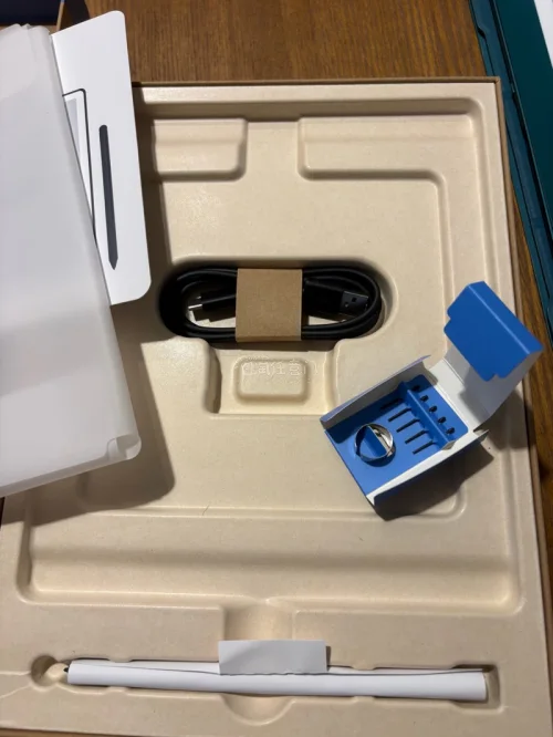 很满意的购物体验，用砍价按钮加优惠券，价格美丽，就是我拖了一个月才运回来，全新的已经降价了啊啊。确实是“接近未使用”，东西都齐全，机子没有一点划痕刮擦，壳子也很新