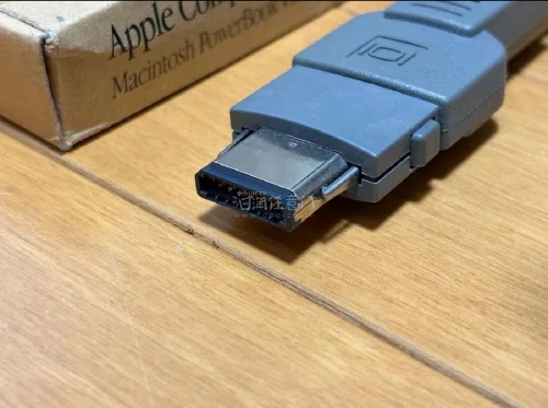 暑假最想要且已购入的一定是这条pb video cable！本次收入的这台转接线提供了老款mac在本机由老HDI-30接口转换为更为常见的DB-15接口的可能性。经过测试此转接线显示效果十分锐利，超级棒！
这次依旧拜托了挖煤姬帮忙收入此物，挖煤姬响应迅速，切煤超快！...