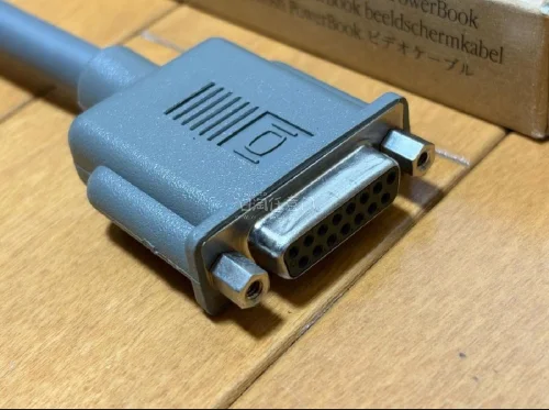 暑假最想要且已购入的一定是这条pb video cable！本次收入的这台转接线提供了老款mac在本机由老HDI-30接口转换为更为常见的DB-15接口的可能性。经过测试此转接线显示效果十分锐利，超级棒！
这次依旧拜托了挖煤姬帮忙收入此物，挖煤姬响应迅速，切煤超快！...