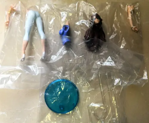 这次又是收了一堆盒蛋，一盒整端的z高达头像，一个散装系列，非常符合拆的摆起来和整端控爱好者，加上价格非常合适。还有一个皇小姐的盒蛋，虽然没盒子，但是新的比国内拆摆的还便宜，舒服了。