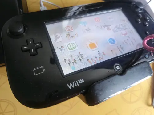 wiiu是之前错过的机型，一直想找机会体验一把。这次淘到了整套的机器，成色还行，配件全，已经折腾好开始爽玩