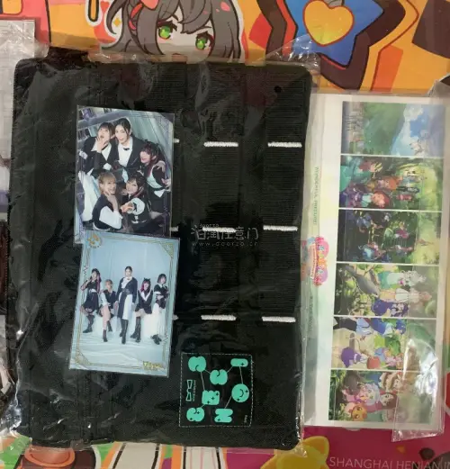 分享今年暑期已购清单，是少女歌剧的斜挎包、bangdream的小卡和光之美少女的相卡。因为都是很久之前的谷子所以在国内很难买到，但在日淘任意门发现有出的而且价格还不错遂买。在日淘任意门海淘总能发现好物，节省了不少钱。物流也快有保障。