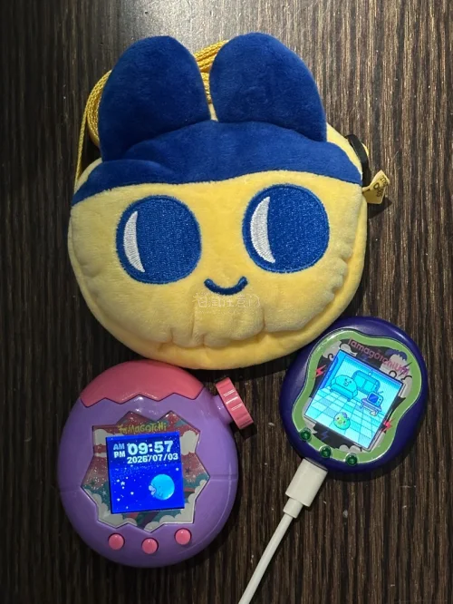 暑假开始啦！快乐全靠挖煤姬实现！终于蹲到成色不错的白屏lite小黄，原盒八角尖尖，掌机握感舒适，暑假宅家打游戏幸福感拉满～
还淘到三台拓麻歌子，彩屏显示清晰，搭配软乎乎的麻美吉痛包～装蛋出行超方便～
卖家实拍和实物无差，平台打包裹了多层缓冲泡沫，全程没有磕碰。ems...