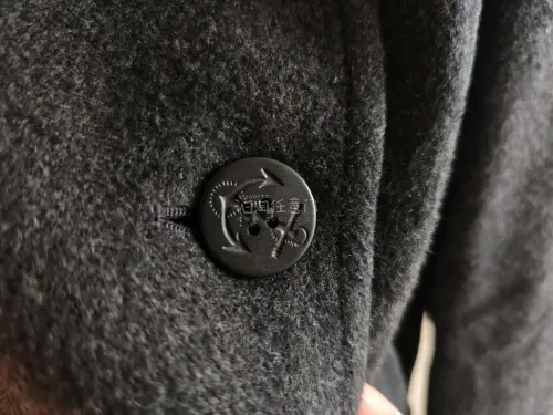又从挖煤姬淘到好东西了，这件全新的大衣很厚实又保暖，主要是还挺轻的，国际运费非常实惠。挖煤姬打包也很好，非常满意的购物体验。