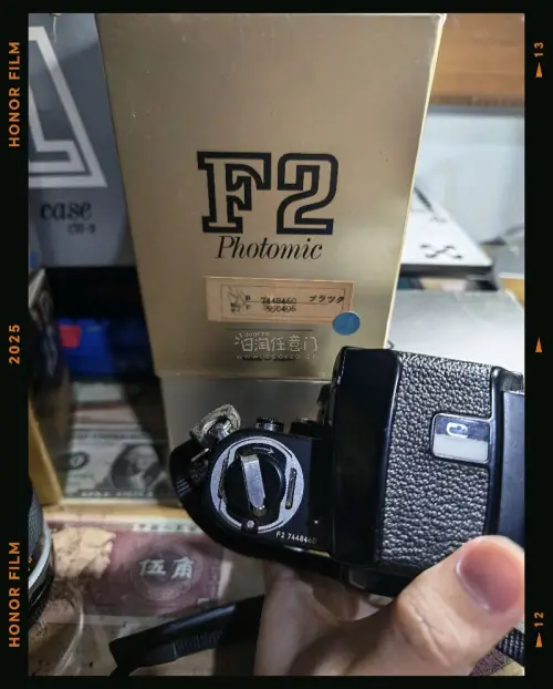 尼康F2购物体验
 
一直心仪尼康F2这款经典机械胶片机，国内市面机型溢价高、成色参差不齐，最终选择在挖煤姬日淘入手，全程体验省心又靠谱。
 
平台界面操作简单，日拍货源丰富，机型成色、瑕疵细节标注清晰，还配有实拍图，方便精准挑选。下单后客服响应迅速，有疑问都能耐心...