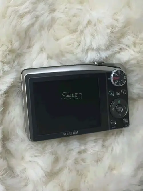 第一次跨国海淘ccd，虽然说运费有点吓到我了，但是还好产品是好的，也用这个相机拍出了很多美好的画面，富士的色彩还是很给力的。