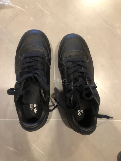 在任意门买到jennie同款三叶草运动鞋