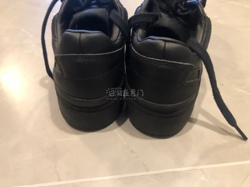 被jennie种草，国内我的码数断货了，在挖煤姬上偶然刷到，果断下单，这是在挖煤姬购入的第二单，依旧没让我失望，收到鞋子品相很好，包装也很严实，非常满意！