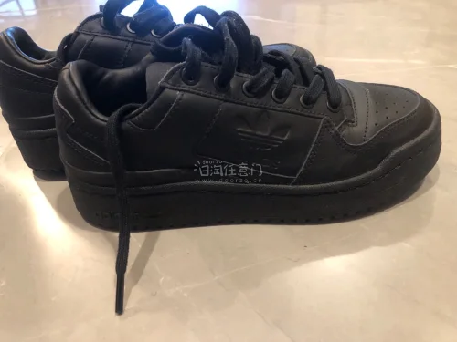 被jennie种草，国内我的码数断货了，在挖煤姬上偶然刷到，果断下单，这是在挖煤姬购入的第二单，依旧没让我失望，收到鞋子品相很好，包装也很严实，非常满意！