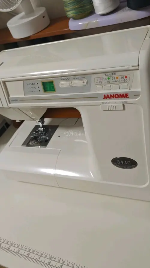 这个暑假最满意的一笔海淘收获，就是在挖煤姬淘到这台JANOME真善美8430电脑缝纫机！
刚开始还以为收到后会脏脏的，没想到擦擦这么干净白亮！✌️
在挖煤姬走日淘任意门转运全程省心：日本雅虎拍卖下单→仓库验货→合箱海运回国，打包防护做得很严实，整机没有磕碰损伤。
客...