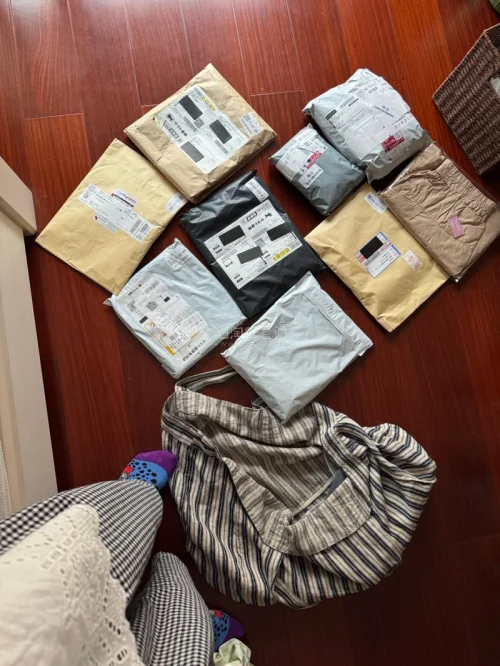收到非常惊喜，首先基本都包的很好，衣服很干净，并且都是正品，非常喜欢，下次还会继续购入，感觉是物超所值的。
