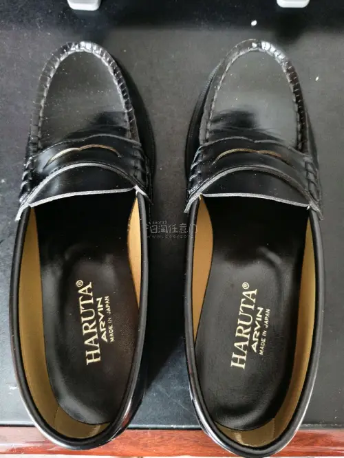 这双Haruta 4514乐福鞋是日本制造的日系经典制服鞋，鞋型挺括百搭，适合JK制服或日常通勤，其做工精细、穿着舒适，是追求学院风与品质感的首选。而且挖煤姬商品丰富，物美价廉，还有积分兑换运费，运输过程动态可视有保障。