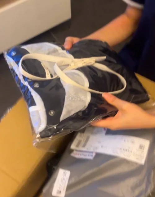 超级漂亮，衣服好香，成色超级好。包裹很结实，就是物流有点慢。下次准备买秋装或者冬装，大家有推荐的吗？