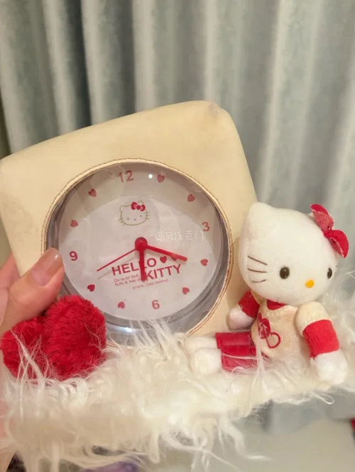在挖煤姬套到超级可爱的Hello Kitty公仔，这次是用海运，但是速度也是很快，20几天就到手，感谢挖煤姬提供的海淘平台让我买到很多超级喜欢大陆又没有的公仔！！！