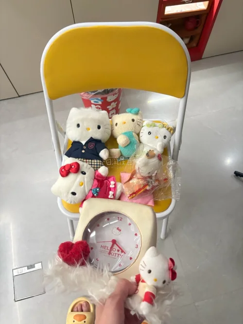 在挖煤姬套到超级可爱的Hello Kitty公仔，这次是用海运，但是速度也是很快，20几天就到手，感谢挖煤姬提供的海淘平台让我买到很多超级喜欢大陆又没有的公仔！！！