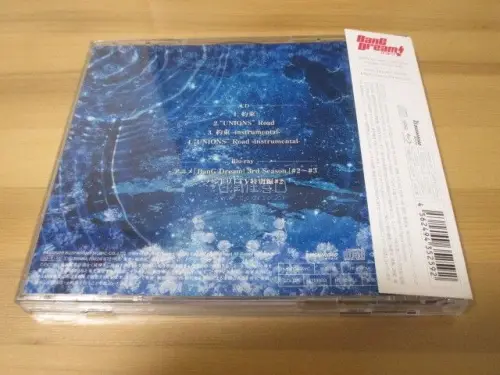 日淘任意门CD到货！淘到一张初回限定盘，侧标特典全在，盘面无划痕。海淘运费比代购便宜太多，包装严实。放进CD机的那一刻，青春全回来了！
