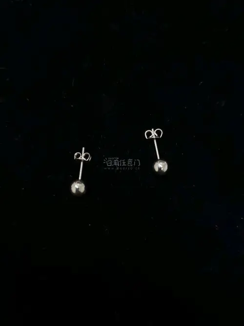 实物看真的很闪亮，好像有火彩一样，特别喜欢，特意搜了没有同款，买到特别的首饰还是很高兴的，而且还是成套的。