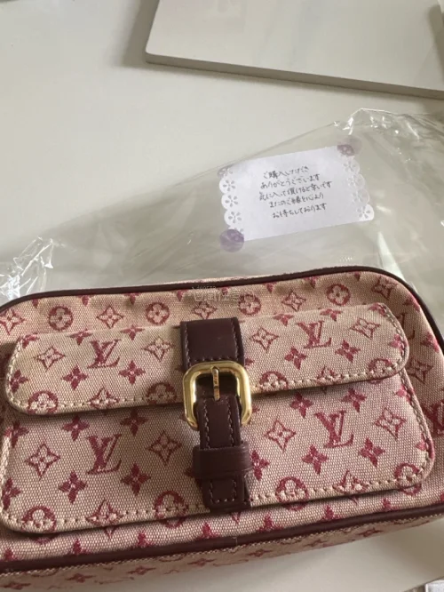 很爽快的卖家，包包状态非常好，背上身很好看，包装的很整洁严实，沟通很顺畅，是一次很愉快的购物，希望卖家天天开心～