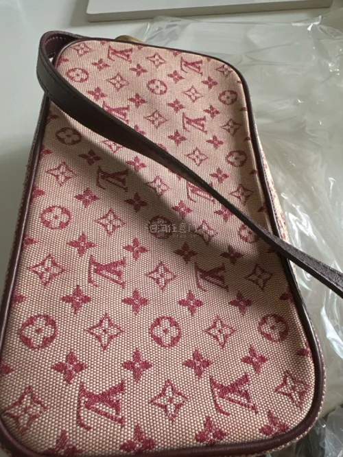 很爽快的卖家，包包状态非常好，背上身很好看，包装的很整洁严实，沟通很顺畅，是一次很愉快的购物，希望卖家天天开心～