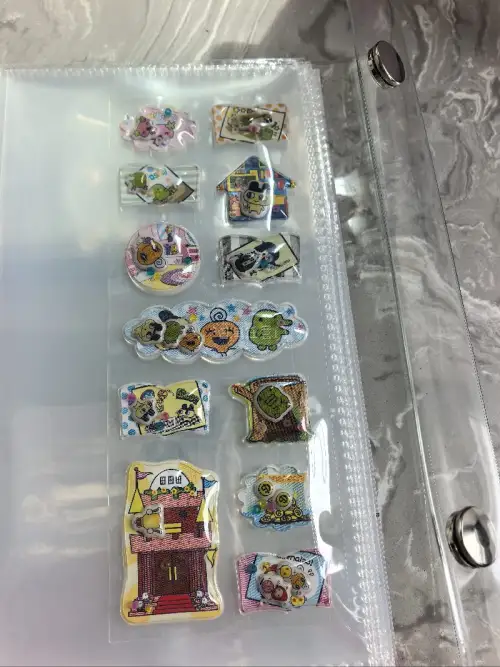 拓麻歌子气泡摇摇乐贴纸，有我最喜欢的拓麻大王的家，摇一下会发出沙沙的声音，可可爱爱的！实物很新，跟我的摇摇乐本非常般配！