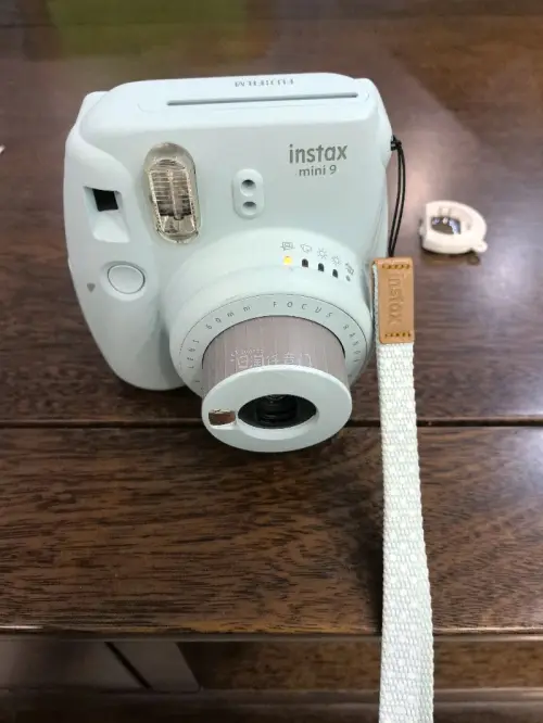 这次分享一个暑期最想购入的商品，是富士的拍立得，已经出了很久了，我很喜欢这款物品的外观，也比较轻巧。挖煤姬还可以一键翻译中文，汇率自动换算，用起来真的很方便。这次在挖煤姬平台发现好物，省下了不少时间金钱，物流也是相当快，非常棒。