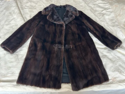 海淘中古貂如期收到，毛质细腻保暖，轻微小磨损符合中古预期。快递速度很快，积分还可以抵扣运费，购物省心省力。日系尺码偏小，需改袖长，整体无硬伤，价格划算，喜欢复古款值得入手。

