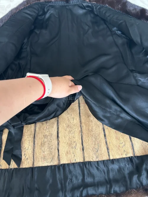 海淘中古貂如期收到，毛质细腻保暖，轻微小磨损符合中古预期。快递速度很快，积分还可以抵扣运费，购物省心省力。日系尺码偏小，需改袖长，整体无硬伤，价格划算，喜欢复古款值得入手。
