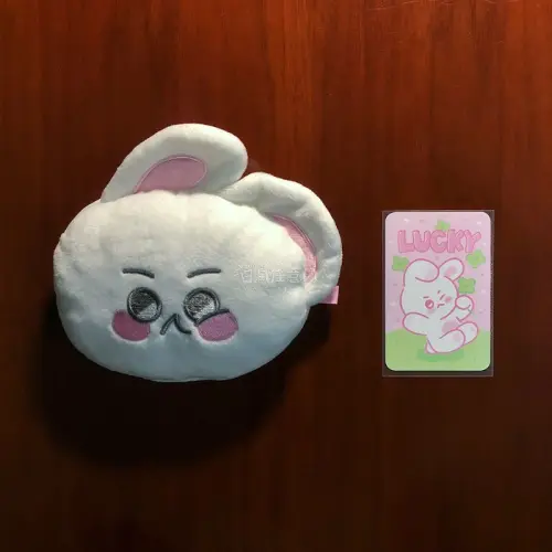 火热的7月如约而至~又通过挖煤姬在闪电市场种草了丰富多彩的EXO周边，韩淘专线完美送达，弥补了社畜没有暑假可过的遗憾~收到了心仪已久的俊勉和暻秀的FLO硬纸小海报，这个系列写真都非常帅气，妆造清新自然，有种返璞归真的美~俊勉六辑的变换卡贴纸set也很好看~还有考特尼...