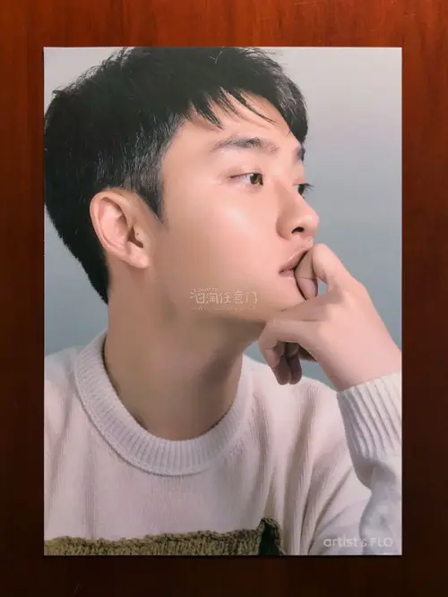 火热的7月如约而至~又通过挖煤姬在闪电市场种草了丰富多彩的EXO周边，韩淘专线完美送达，弥补了社畜没有暑假可过的遗憾~收到了心仪已久的俊勉和暻秀的FLO硬纸小海报，这个系列写真都非常帅气，妆造清新自然，有种返璞归真的美~俊勉六辑的变换卡贴纸set也很好看~还有考特尼...