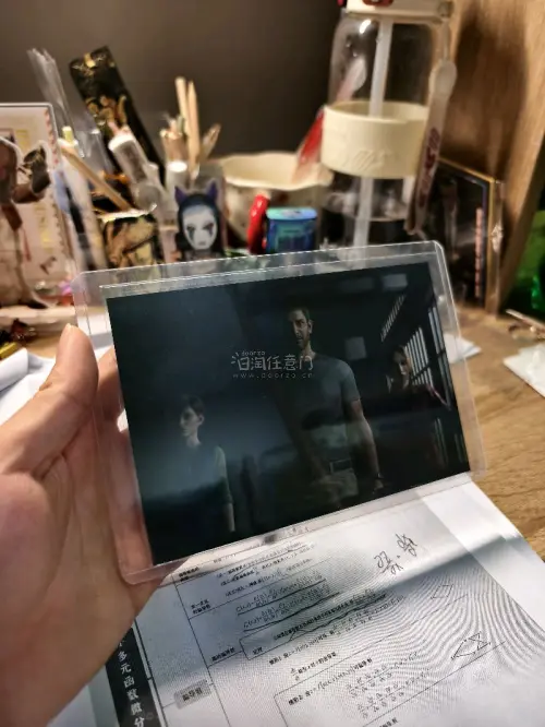 蹲到《生化危机：死亡岛》限定明信片套装，煤炉拼单和第五人格周边合单运回，青岛清关耽搁两天总算顺利到手。克里斯、吉尔、瑞贝卡同框画面质感拉满，卡套收纳保护得完好无损。竹蜻蜓专线打包稳妥，无税放行，一次舒心的日淘切煤体验，本命谷子到手幸福感拉满。