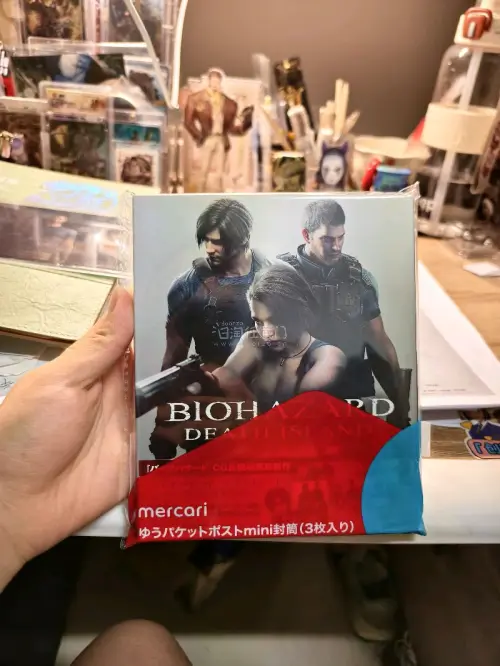 蹲到《生化危机：死亡岛》限定明信片套装，煤炉拼单和第五人格周边合单运回，青岛清关耽搁两天总算顺利到手。克里斯、吉尔、瑞贝卡同框画面质感拉满，卡套收纳保护得完好无损。竹蜻蜓专线打包稳妥，无税放行，一次舒心的日淘切煤体验，本命谷子到手幸福感拉满。