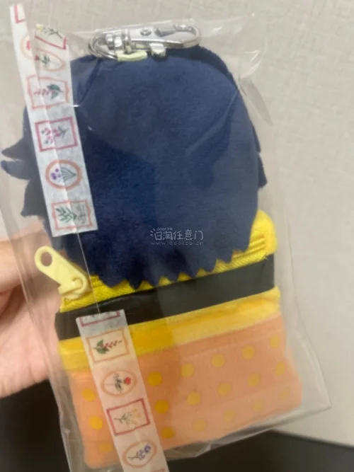 娃包超级可爱，摸起来软绵绵的，而且价格也特别美丽，国际物流走的竹蜻蜓，清关非常迅速，很快就到国内了，合单速度也非常迅速，樱花妹打包也超级好，没有遇到裸寄的阴花妹，很顺利的一次切煤！