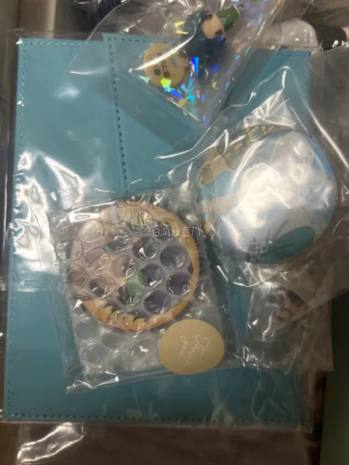 娃包超级可爱，摸起来软绵绵的，而且价格也特别美丽，国际物流走的竹蜻蜓，清关非常迅速，很快就到国内了，合单速度也非常迅速，樱花妹打包也超级好，没有遇到裸寄的阴花妹，很顺利的一次切煤！