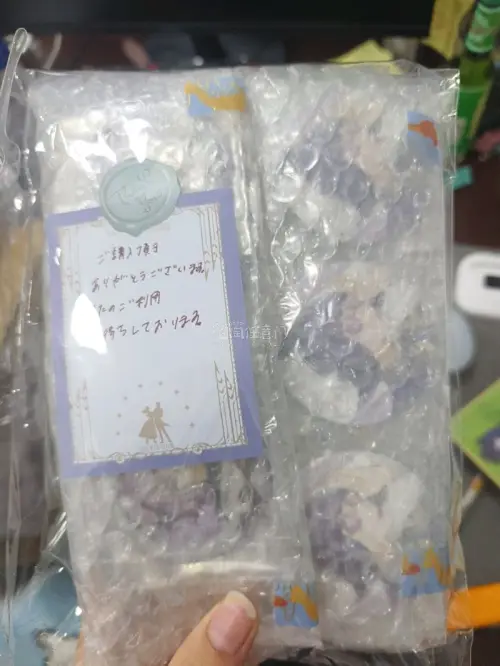 申请合单后到手很快，在头一个合单申请通过后这单通过，箱子上还有易碎标签，很细心，出物的樱花妹还写了便签，