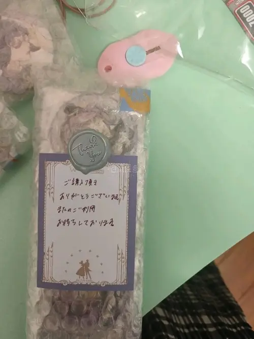 申请合单后到手很快，在头一个合单申请通过后这单通过，箱子上还有易碎标签，很细心，出物的樱花妹还写了便签，