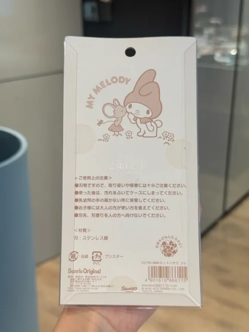 这次在挖煤姬淘到超心动的美乐蒂平成剪刀，必须好好夸夸平台！操作简单易懂，海淘流程清晰省心，物流打包严实，到手包装完好无破损，找中古周边特别方便。
剪刀本体颜值拉满，粉调美乐蒂立体造型软萌治愈，兔耳朵设计少女心爆棚，做工精致没有毛刺，实用性和颜值兼备。品相保存得很好，...