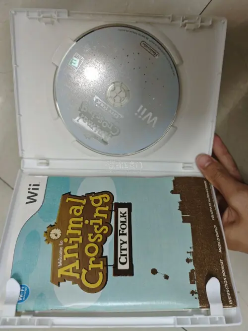 挖到超棒的Wii动物之森城市大家庭！真的非常喜欢动物之森这个IP，从Switch上爱上，现在买到wii的收藏。整套盒说碟齐全，实拍品相特别好，外壳无明显划痕，碟片干净无刮花，说明书完整不缺页。卖家包装防护做得很到位，国际物流全程稳妥，到手没有磕碰损坏。游戏收藏成色超...