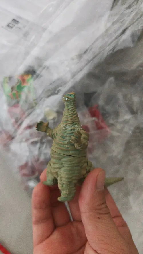在日本雅虎拍到了一包扭蛋玩具大杂烩，虽然个别有重复的，大部分都是品相还不错的，扭蛋玩具小巧精致，上手把玩很有意思。