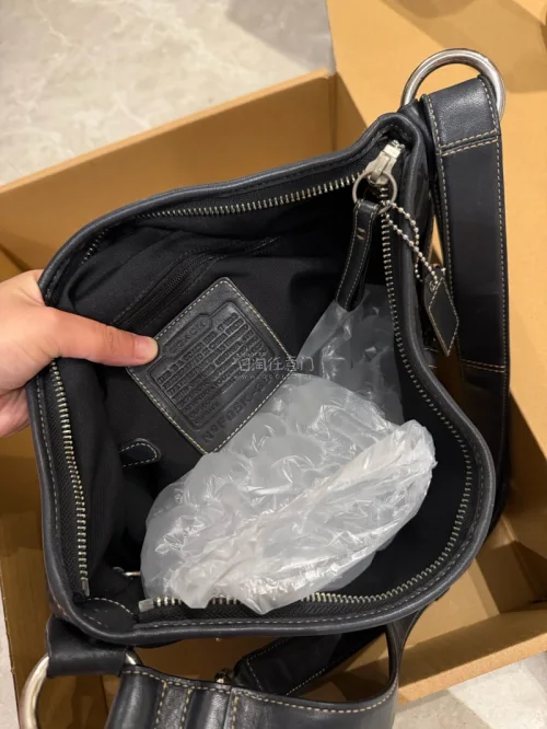 很喜欢这个包包 颜色很经典的老花 很快就确认收货啦 喜欢 会推荐给朋友 成色也很好 没有什么奇怪得味道