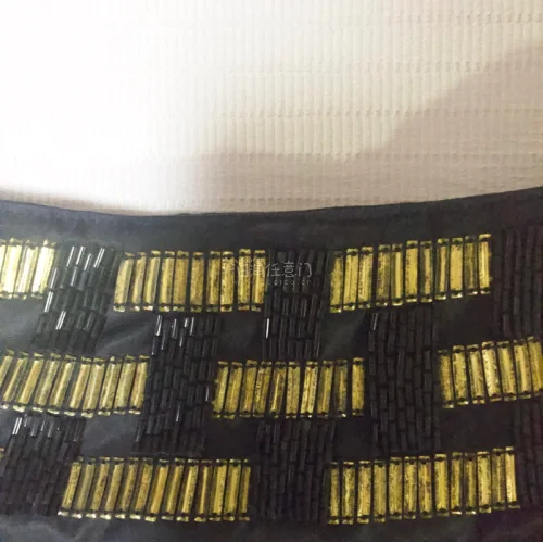 新淘到的漂亮小包，自重很轻，尼龙材质，最特别的是玻璃珠刺绣，远看有光泽。小包款式简约，适合搭配各种衣服。