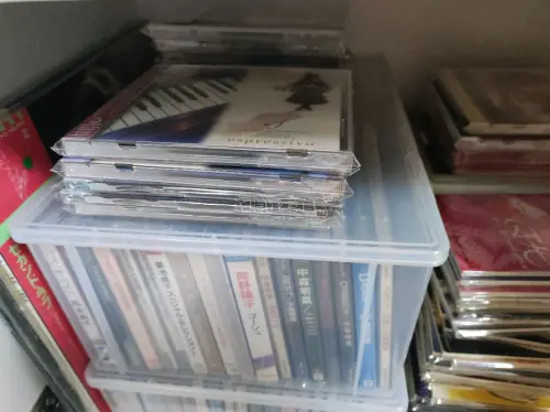 买了几张cd来听和收藏，cd品相都特别好，包装严实，买来充实了我的柜子，以后还会在这里购买喜欢的cd。