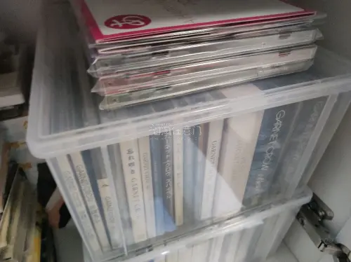 买了几张cd来听和收藏，cd品相都特别好，包装严实，买来充实了我的柜子，以后还会在这里购买喜欢的cd。