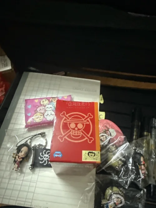 相当满意的一次购物，这回买到了心仪的钥匙挂件，可爱的鱼人岛伪装路飞和女帝，很有cp感的一对挂件。另外还有杰儿玛56的路飞，很帅