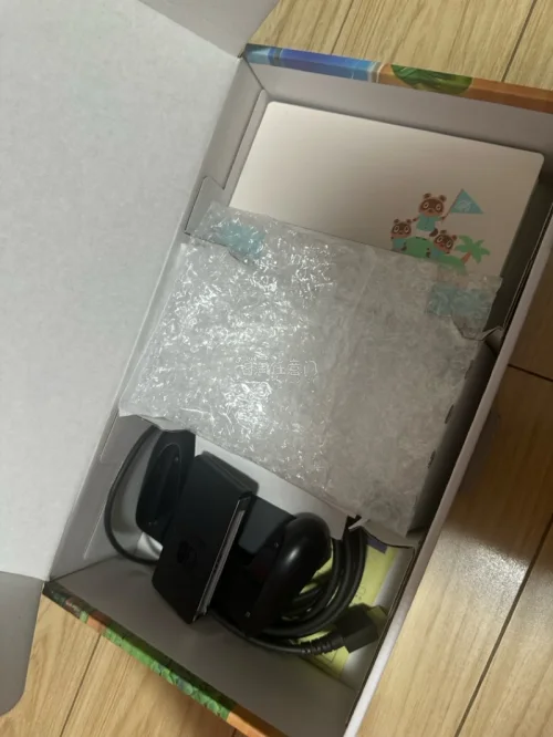 这次在挖煤姬入手了动森限定款Switch主机，整体购物体验特别舒心！卖家打包得十分严实，主机、原装充电器和包装盒都完好无损，机器成色和商品描述完全一致，机身无划痕、按键摇杆手感顺滑，开机检测三码合一，是靠谱的原装日版机器。转运物流速度也很稳定，全程物流信息可查，到手...